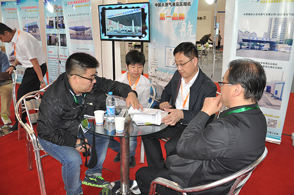 齊達康展會現場交流